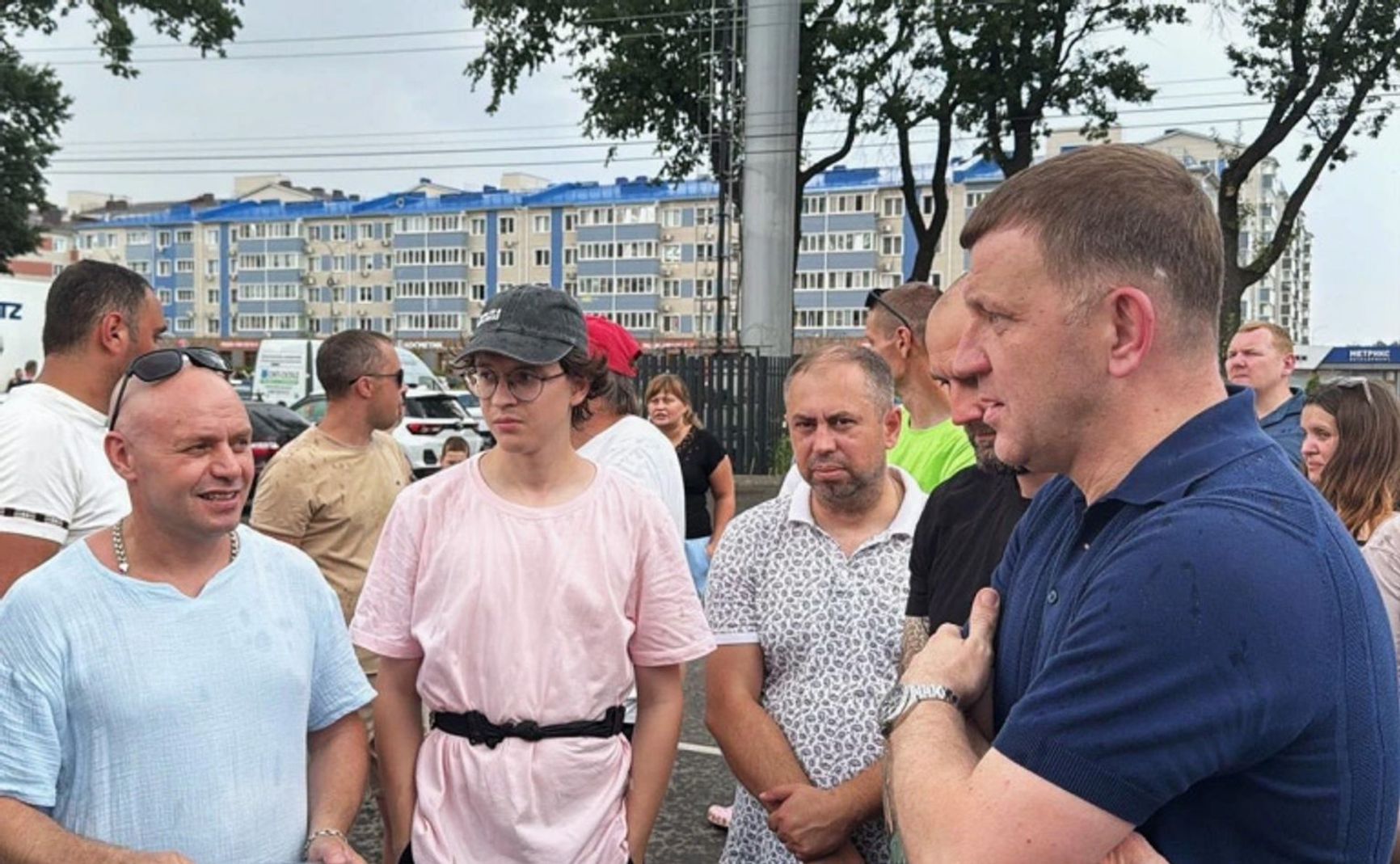 The mayor of Krasnodar, who arrived at a spontaneous rally sparked by daily power outages, offered to be put in handcuffs as a gesture of accountability. July 17, 2024