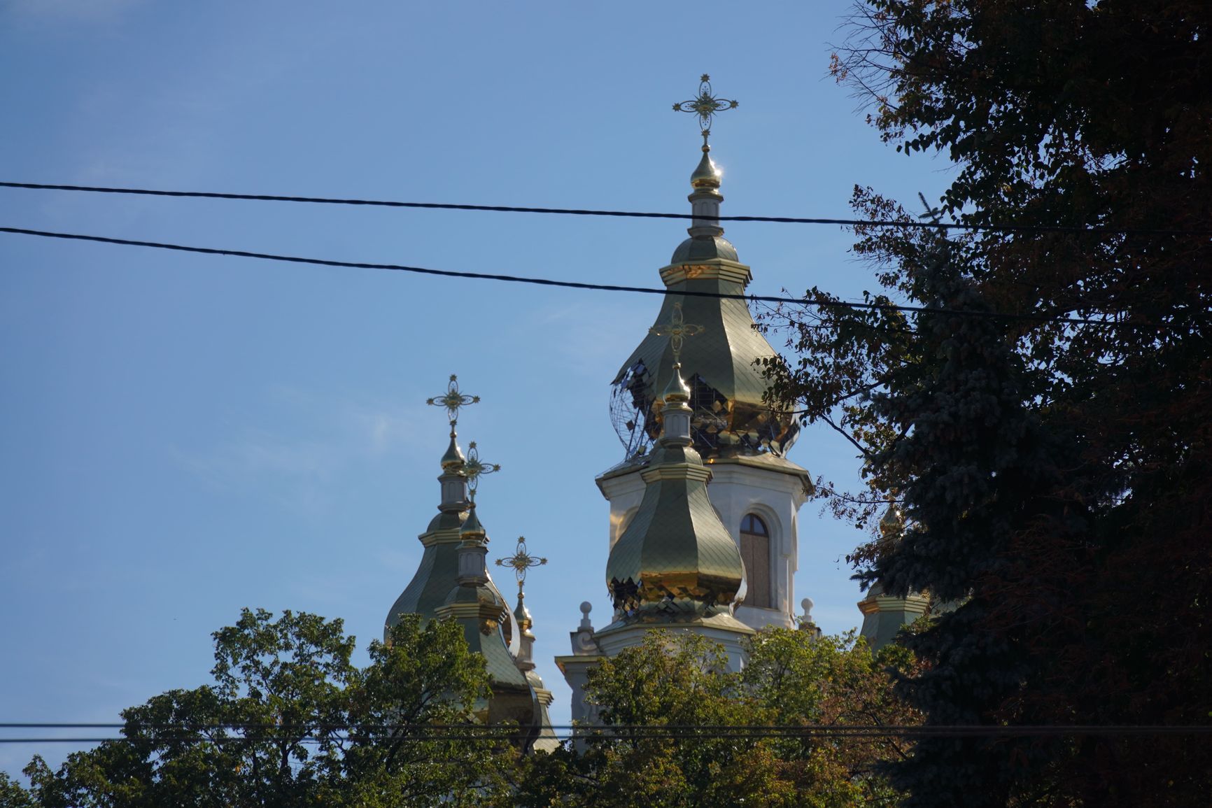 Частично разрушенный купол церкви Московского патриархата