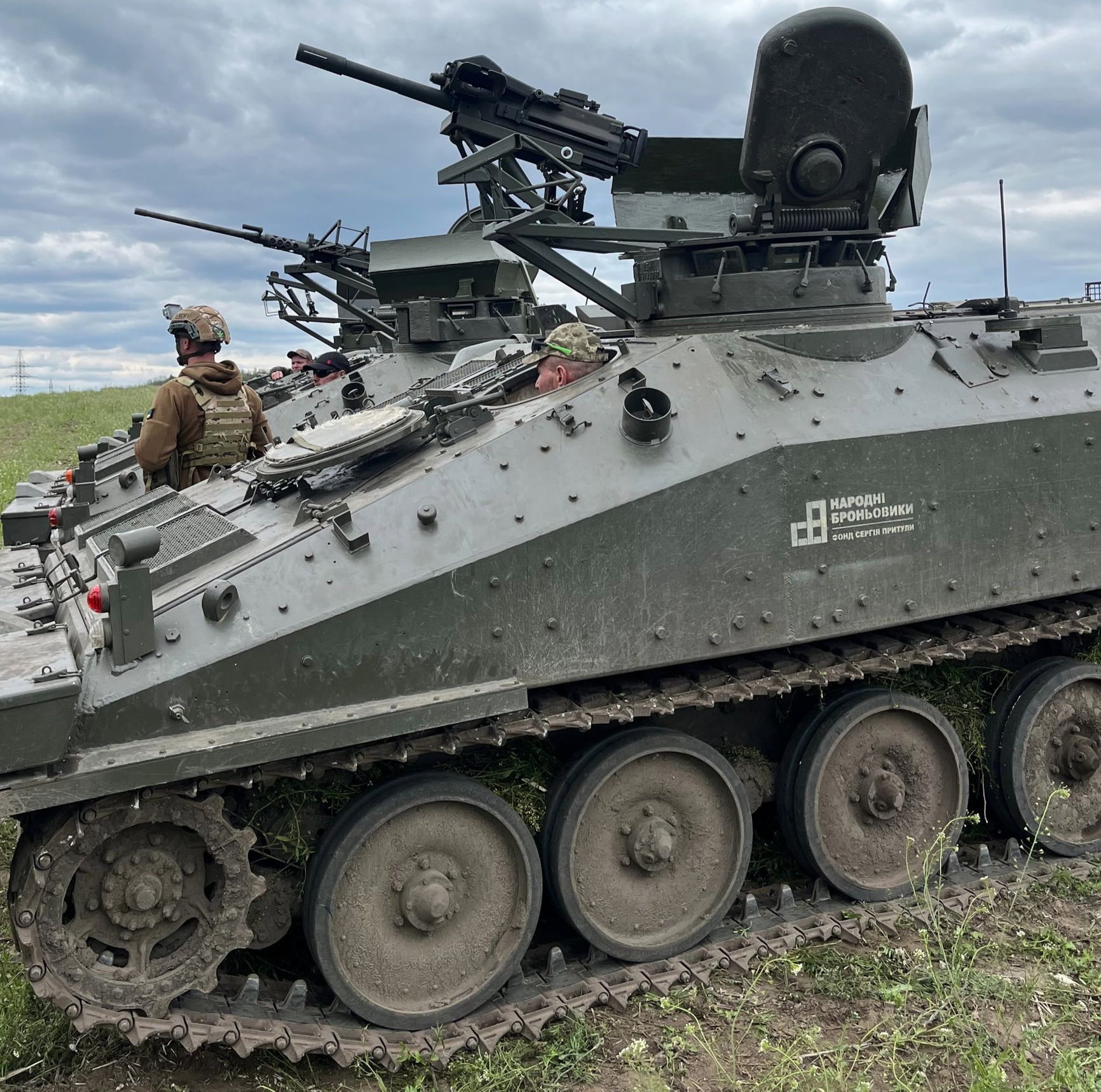 Приобретенный для ВСУ на волонтерские средства бронетранспортер FV103 Spartan с установленным на него автоматическим гранатометом Mk19